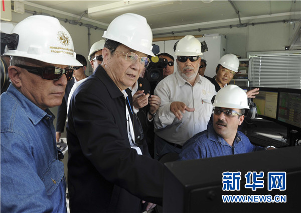 11月8日，正在約旦進(jìn)行正式友好訪問的全國(guó)政協(xié)主席俞正聲在安曼參觀阿拉伯鉀肥公司。這是俞正聲在采鹽船上仔細(xì)詢問開采情況。 新華社記者 張鐸 攝
