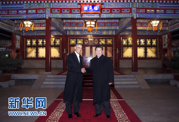 11月11日晚，國(guó)家主席習(xí)近平在中南海同美國(guó)總統(tǒng)奧巴馬舉行會(huì)晤。這是兩國(guó)元首在瀛臺(tái)涵元殿前握手。 新華社記者鞠鵬攝