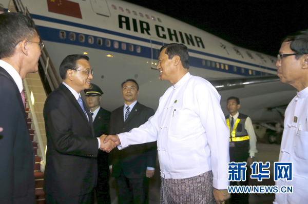 這是李克強(qiáng)在機(jī)場(chǎng)受到緬甸政府高級(jí)官員熱情迎接。新華社記者鞠鵬攝