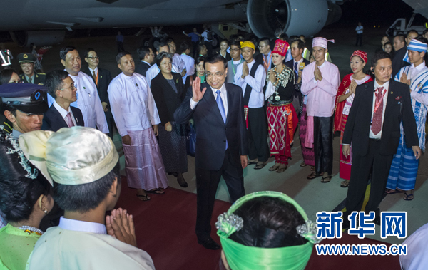 11月12日，中國國務(wù)院總理李克強(qiáng)抵達(dá)內(nèi)比都，出席東亞合作領(lǐng)導(dǎo)人系列會(huì)議并對(duì)緬甸進(jìn)行正式訪問。 新華社記者王曄攝