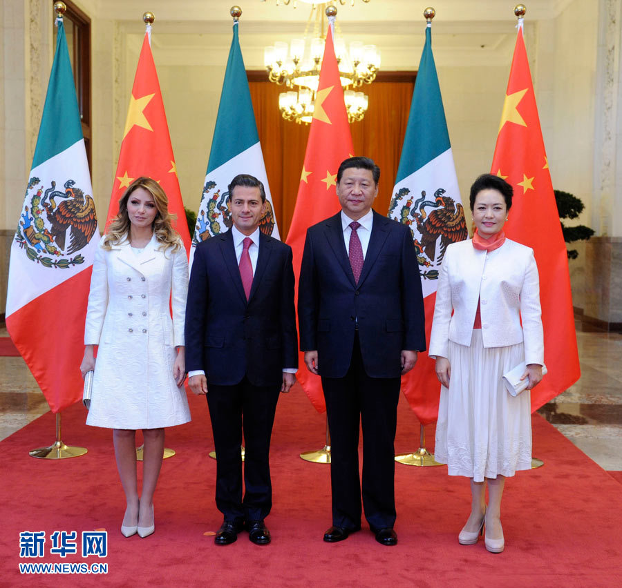 11月13日，國(guó)家主席習(xí)近平在北京人民大會(huì)堂北大廳舉行儀式，歡迎墨西哥總統(tǒng)培尼亞對(duì)中國(guó)進(jìn)行國(guó)事訪問(wèn)。這是習(xí)近平和夫人彭麗媛同培尼亞夫婦合影。 新華社記者 張鐸 攝