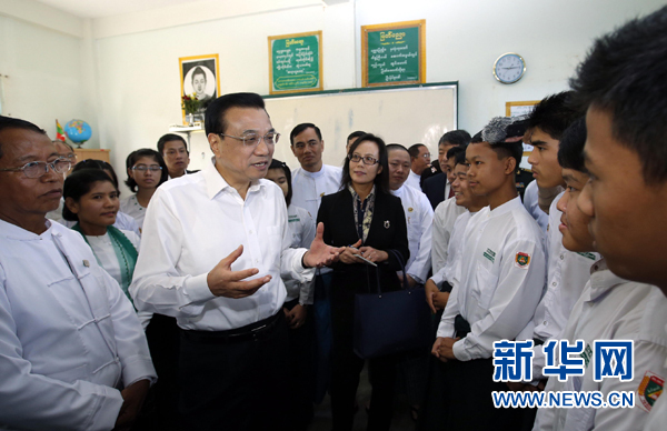 11月14日，國務院總理李克強來到內(nèi)比都第十四中學同緬甸青少年交流。 新華社記者鞠鵬 攝 