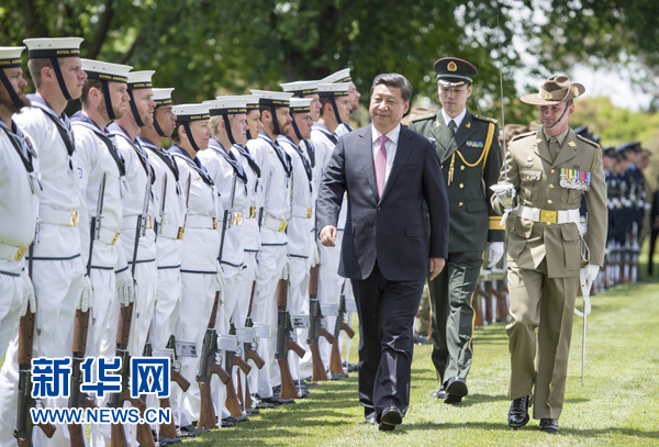 11月17日，中國(guó)國(guó)家主席習(xí)近平在堪培拉會(huì)見澳大利亞總督科斯格羅夫。會(huì)見前，科斯格羅夫在總督府草坪為習(xí)近平舉行隆重歡迎儀式。新華社記者謝環(huán)馳 攝 