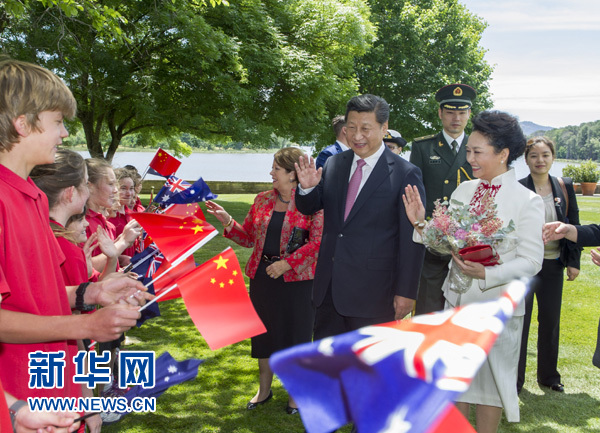11月17日，中國(guó)國(guó)家主席習(xí)近平在堪培拉會(huì)見澳大利亞總督科斯格羅夫。會(huì)見前，科斯格羅夫在總督府草坪為習(xí)近平舉行隆重歡迎儀式。習(xí)近平和夫人彭麗媛抵達(dá)時(shí)，受到科斯格羅夫總督夫婦熱情迎接。新華社記者謝環(huán)馳 攝 