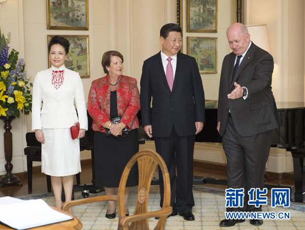 11月17日，中國(guó)國(guó)家主席習(xí)近平在堪培拉會(huì)見澳大利亞總督科斯格羅夫。會(huì)見前，科斯格羅夫在總督府草坪為習(xí)近平舉行隆重歡迎儀式。習(xí)近平和夫人彭麗媛抵達(dá)時(shí)，受到科斯格羅夫總督夫婦熱情迎接。新華社記者黃敬文 攝 