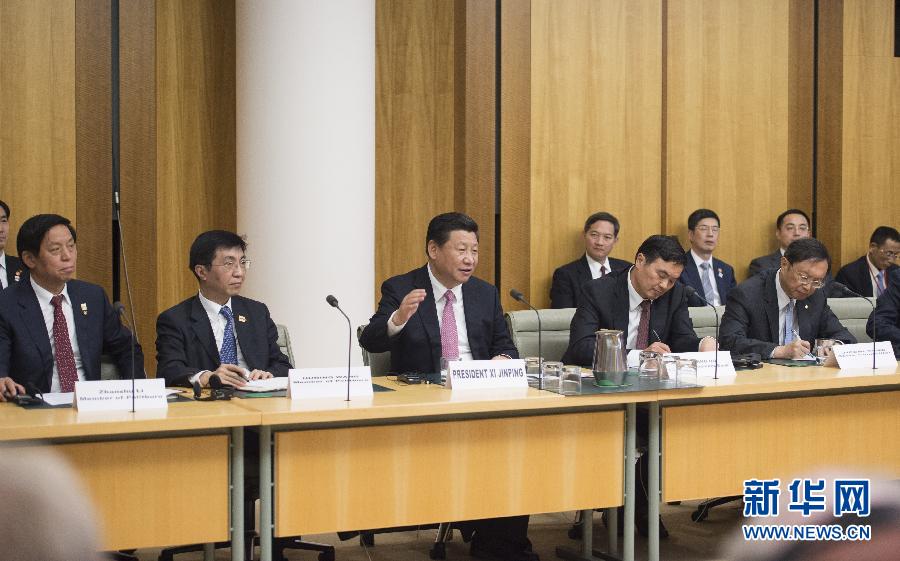 11月17日，國家主席習(xí)近平在堪培拉和澳大利亞總理阿博特共同出席第四屆中澳工商界首席執(zhí)行官圓桌會。這次會議是由澳大利亞企業(yè)領(lǐng)袖理事會和中國國家開發(fā)銀行共同組織承辦的。新華社記者 謝環(huán)馳 攝 