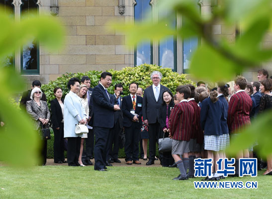 11月18日，國家主席習(xí)近平在澳大利亞塔斯馬尼亞州與朗塞斯頓市斯科奇－歐克伯恩小學(xué)的小學(xué)生共同植樹。新華社記者 馬占成 攝