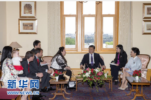 11月18日，國家主席習(xí)近平在澳大利亞塔斯馬尼亞州參觀訪問。這是習(xí)近平看望已故塔斯馬尼亞州前州長培根的家人。新華社記者 丁林 攝