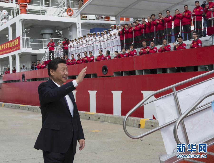 11月18日，正在澳大利亞塔斯馬尼亞州首府霍巴特訪問的中國國家主席習(xí)近平在澳大利亞總理阿博特陪同下參觀南極科考項目并慰問兩國科考人員。這是習(xí)近平在霍巴特港看望正在這里補給的“雪龍”號全體科考人員。新華社記者李學(xué)仁攝 
