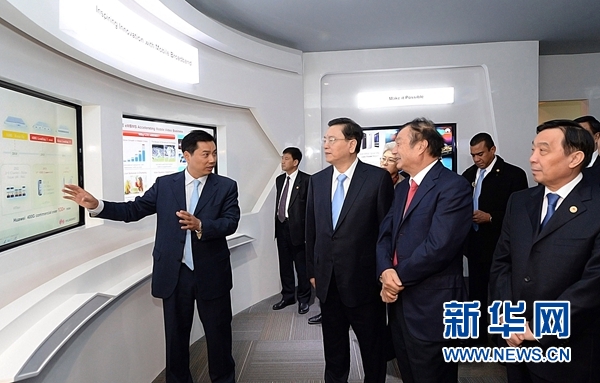 11月26日，正在墨西哥進行正式友好訪問的全國人大常委會委員長張德江在墨西哥城視察華為公司拉美北地區(qū)部。 新華社記者劉建生攝