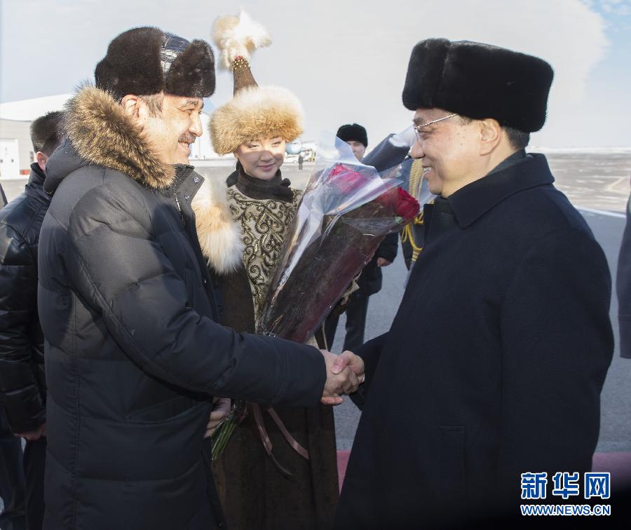12月14日，應(yīng)哈薩克斯坦共和國總理馬西莫夫邀請，國務(wù)院總理李克強乘專機抵達(dá)阿斯塔納國際機場，開始對哈薩克斯坦進(jìn)行正式訪問，舉行中哈總理第二次定期會晤，并出席上海合作組織成員國政府首腦理事會第十三次會議。這是馬西莫夫到機場迎接李克強。新華社記者 黃敬文 攝