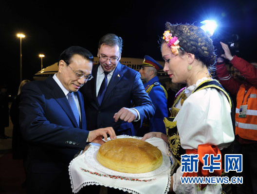 12月15日，國(guó)務(wù)院總理李克強(qiáng)抵達(dá)貝爾格萊德，出席中國(guó)－中東歐國(guó)家領(lǐng)導(dǎo)人會(huì)晤并正式訪問塞爾維亞，塞爾維亞總理武契奇到機(jī)場(chǎng)迎接。新華社記者 饒愛民 攝