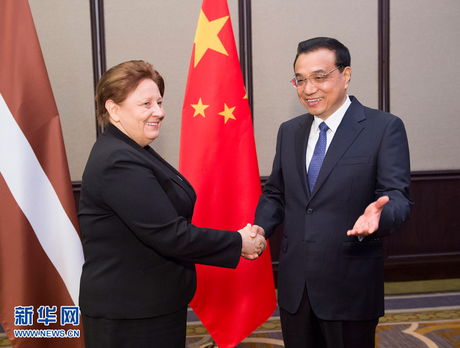    12月16日，中國國務(wù)院總理李克強在貝爾格萊德會見拉脫維亞總理斯特勞尤馬。 新華社記者黃敬文攝