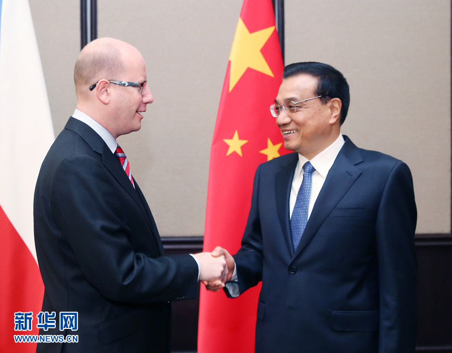 12月16日，中國國務(wù)院總理李克強(qiáng)在貝爾格萊德會(huì)見捷克總理索博特卡。 新華社記者姚大偉攝 