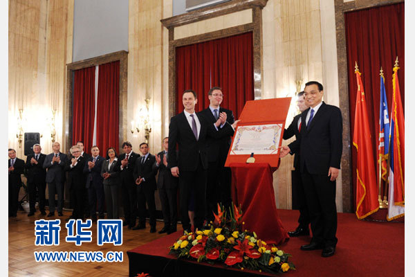 12月18日，中國國務(wù)院總理李克強(qiáng)在貝爾格萊德市政廳接受“貝爾格萊德榮譽市民”證書，塞爾維亞總理武契奇陪同出席。隨后，李克強(qiáng)同塞各界知名人士親切會見并互動交流。新華社記者 饒愛民 攝