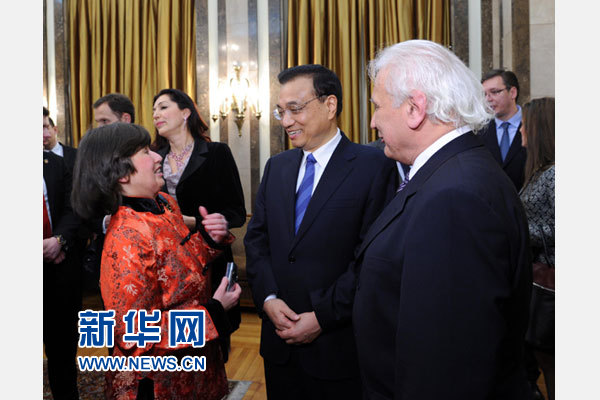 12月18日，中國國務(wù)院總理李克強(qiáng)在貝爾格萊德市政廳接受“貝爾格萊德榮譽市民”證書，塞爾維亞總理武契奇陪同出席。隨后，李克強(qiáng)同塞各界知名人士親切會見并互動交流。這是李克強(qiáng)同漢學(xué)家波普—采尼奇夫婦親切交談。新華社記者 饒愛民 攝