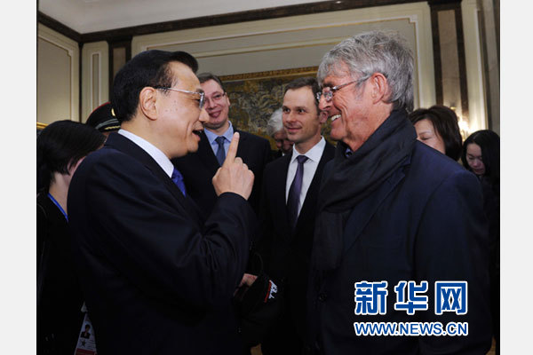 12月18日，中國國務(wù)院總理李克強(qiáng)在貝爾格萊德市政廳接受“貝爾格萊德榮譽市民”證書，塞爾維亞總理武契奇陪同出席。隨后，李克強(qiáng)同塞各界知名人士親切會見并互動交流。這是李克強(qiáng)同著名足球教練米盧蒂諾維奇親切交談。新華社記者 饒愛民 攝