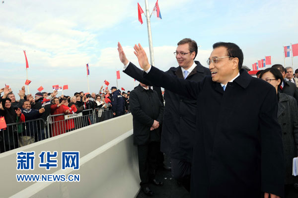 12月18日，中國國務(wù)院總理李克強在貝爾格萊德同塞爾維亞總理武契奇共同出席貝爾格萊德跨多瑙河大橋竣工儀式。這是李克強與武契奇在儀式現(xiàn)場向塞爾維亞群眾揮手致意。新華社記者 饒愛民 攝