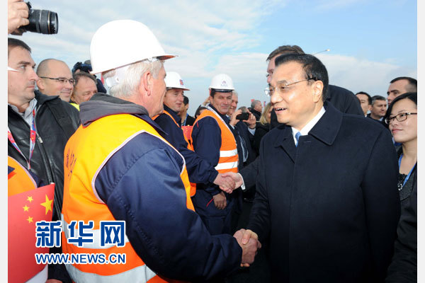 12月18日，中國國務(wù)院總理李克強在貝爾格萊德同塞爾維亞總理武契奇共同出席貝爾格萊德跨多瑙河大橋竣工儀式。這是李克強同大橋建設(shè)者親切交流。新華社記者 饒愛民 攝