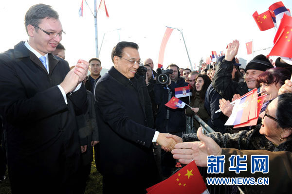 12月18日，中國國務(wù)院總理李克強在貝爾格萊德同塞爾維亞總理武契奇共同出席貝爾格萊德跨多瑙河大橋竣工儀式。這是李克強在儀式現(xiàn)場同塞爾維亞群眾親切握手。新華社記者 饒愛民 攝