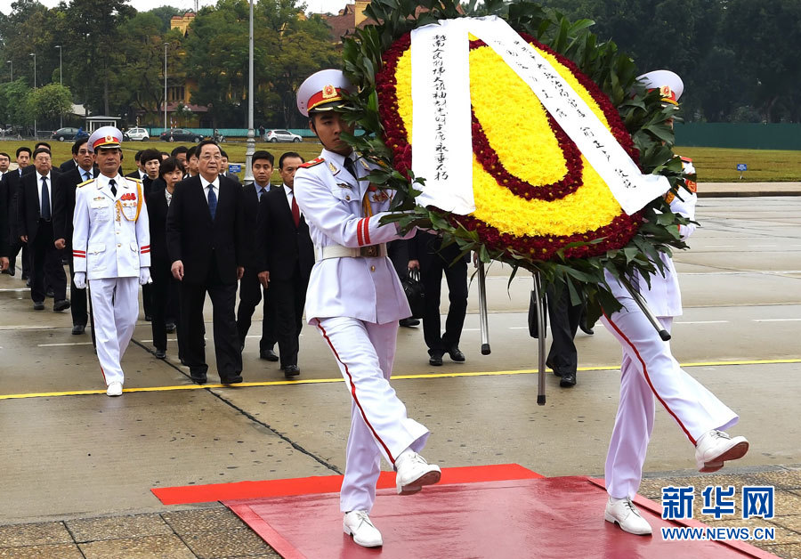 12月25日至27日，中共中央政治局常委、全國(guó)政協(xié)主席俞正聲對(duì)越南進(jìn)行正式訪問(wèn)。 這是12月27日，俞正聲在河內(nèi)瞻仰胡志明主席陵。新華社記者劉建生攝
