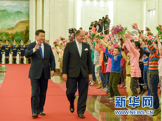 1月6日，國家主席習(xí)近平在北京人民大會堂同哥斯達黎加總統(tǒng)索利斯舉行會談。這是會談前，習(xí)近平在人民大會堂北大廳為索利斯舉行歡迎儀式。新華社記者 李學(xué)仁 攝