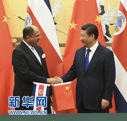 1月6日，中國國家主席習(xí)近平在北京人民大會堂同哥斯達黎加總統(tǒng)索利斯舉行會談。這是習(xí)近平與索利斯在簽字儀式后握手。 新華社記者 張鐸 攝