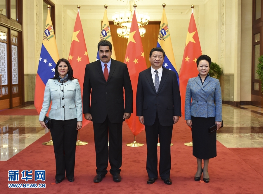 1月7日，國(guó)家主席習(xí)近平在北京人民大會(huì)堂會(huì)見委內(nèi)瑞拉總統(tǒng)馬杜羅。這是會(huì)見前，習(xí)近平和夫人彭麗媛同馬杜羅夫婦合影。 新華社記者 張鐸 攝