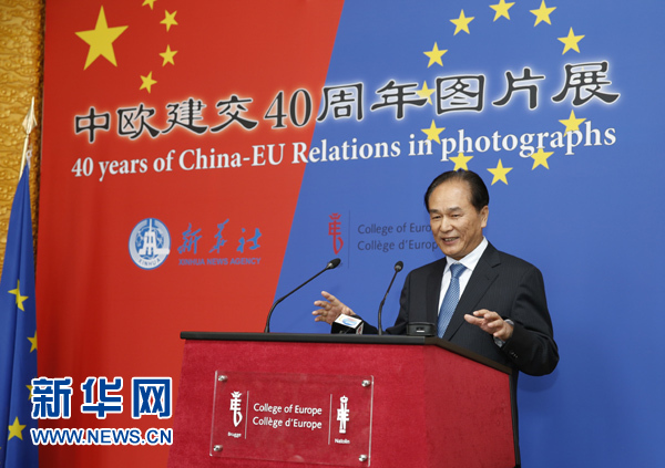 5月18日，正在比利時(shí)訪問(wèn)的新華社社長(zhǎng)蔡名照在比利時(shí)布魯日歐洲學(xué)院舉行的“中歐建交40周年圖片展”開(kāi)幕式上致辭。在中歐建交40周年之際，由新華社、歐洲學(xué)院主辦的“中歐建交40周年圖片展”18日在位于比利時(shí)布魯日的歐洲學(xué)院開(kāi)幕。 新華社記者葉平凡攝 