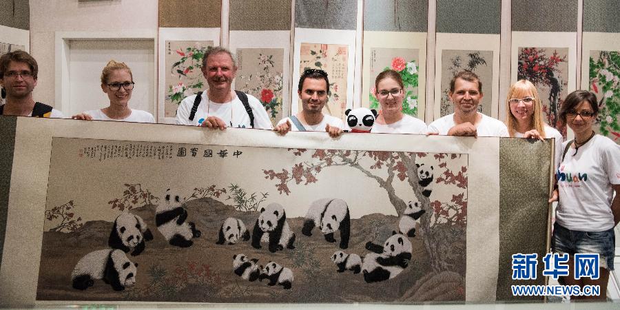 (晚報)(4)“歐洲熊貓粉絲四川探親之旅”自駕團(tuán)抵達(dá)成都