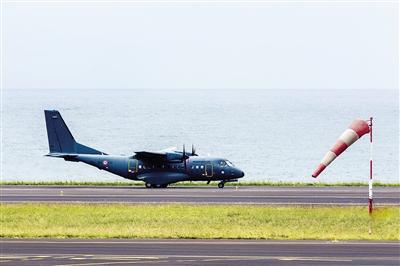 7日，法屬留尼汪島，法國軍事運(yùn)輸機(jī)沿海岸搜尋MH370殘骸。