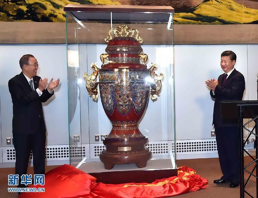 9月27日，國(guó)家主席習(xí)近平在紐約出席中國(guó)向聯(lián)合國(guó)贈(zèng)送“和平尊”儀式。聯(lián)合國(guó)秘書(shū)長(zhǎng)潘基文出席。 新華社記者 李濤 攝 