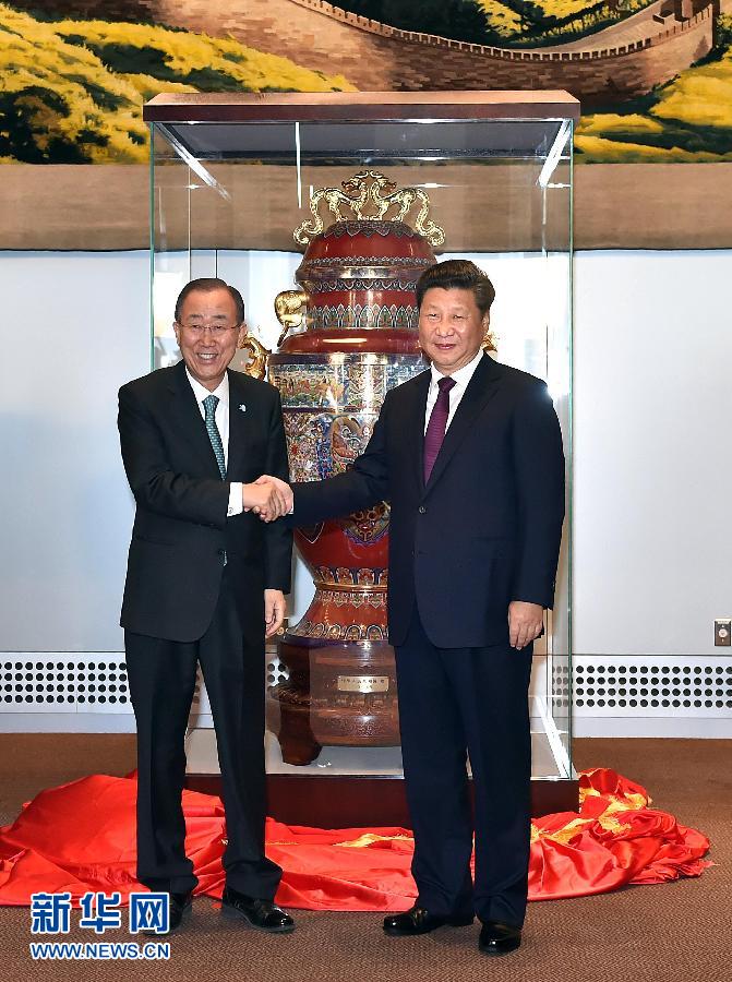  9月27日，國(guó)家主席習(xí)近平在紐約出席中國(guó)向聯(lián)合國(guó)贈(zèng)送“和平尊”儀式。聯(lián)合國(guó)秘書(shū)長(zhǎng)潘基文出席。 新華社記者 李濤 攝 