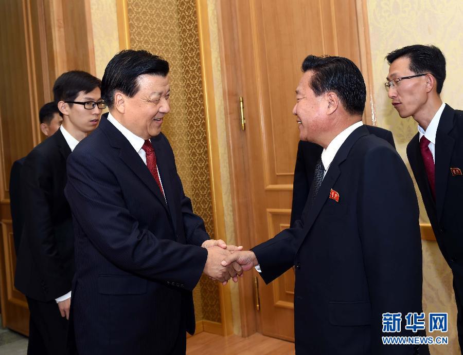 10月9日，在朝鮮進(jìn)行正式友好訪問(wèn)的中共中央政治局常委、中央書(shū)記處書(shū)記劉云山與朝鮮勞動(dòng)黨中央政治局委員、中央書(shū)記崔龍海舉行會(huì)談。新華社記者 饒愛(ài)民 攝