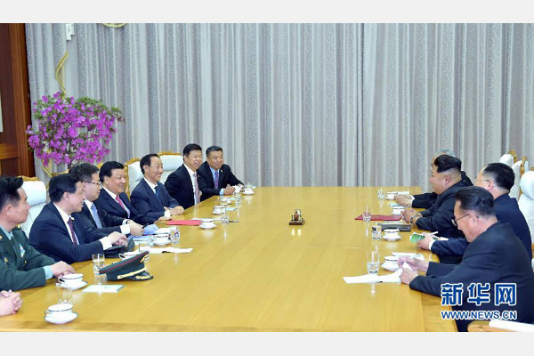 10月9日，中共中央政治局常委、中央書(shū)記處書(shū)記劉云山在平壤百花園迎賓館會(huì)見(jiàn)朝鮮勞動(dòng)黨第一書(shū)記金正恩。 新華社記者 李濤 攝 