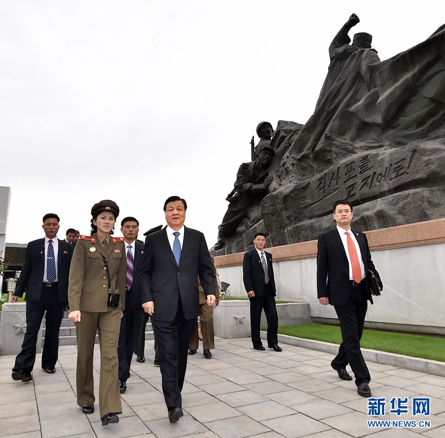 10月10日，正在朝鮮訪問的中共中央政治局常委、中央書記處書記劉云山在平壤參觀朝鮮祖國(guó)解放戰(zhàn)爭(zhēng)勝利紀(jì)念館。 新華社記者 李濤 攝