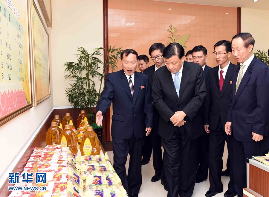 10月11日，中共中央政治局常委、中央書記處書記劉云山參觀考察平壤玉米加工廠。 新華社記者 饒愛民 攝