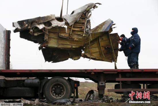 資料圖：2014年11月16日，烏克蘭頓涅茨克地區(qū)，墜毀MH17飛機(jī)事故現(xiàn)場(chǎng)成功搜尋到起落架的部分殘骸，一大塊機(jī)身殘片等。