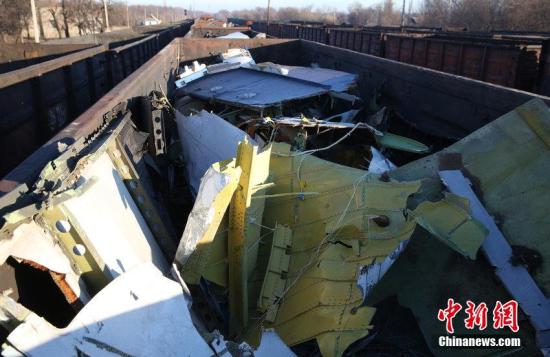 資料圖：烏克蘭頓涅茨克，MH17墜毀客機(jī)的殘骸裝上火車。圖片來源：CFP視覺中國(guó)