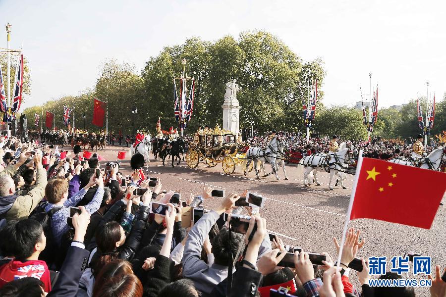 這是習(xí)近平和夫人彭麗媛在女王夫婦陪同下，乘坐皇家馬車前往白金漢宮下榻。新華社記者 周磊 攝