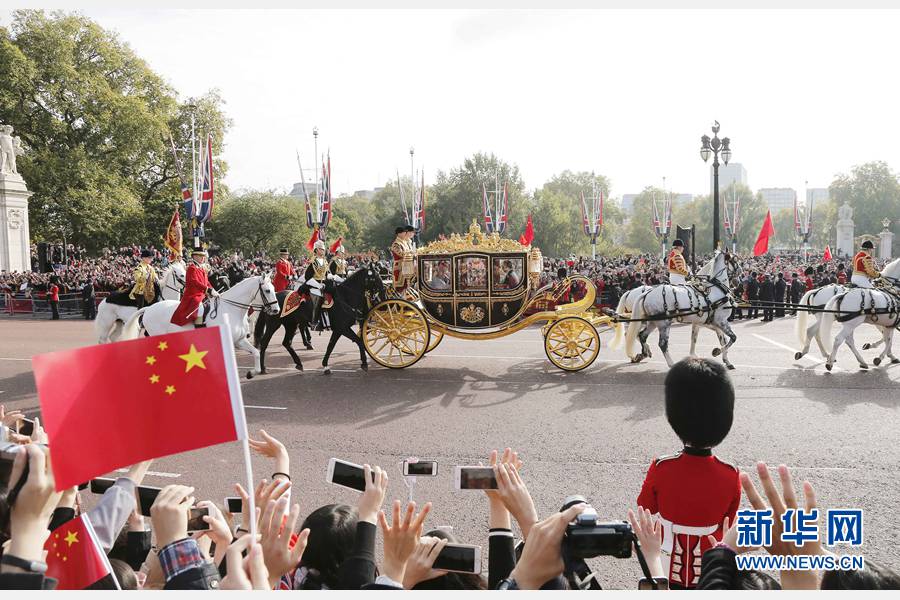 這是習(xí)近平和夫人彭麗媛在女王夫婦陪同下，乘坐皇家馬車前往白金漢宮下榻。新華社記者 周磊 攝