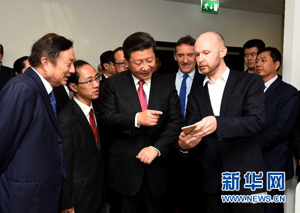 10月21日，國家主席習(xí)近平在倫敦參觀華為英國公司。 新華社記者 饒愛民 攝