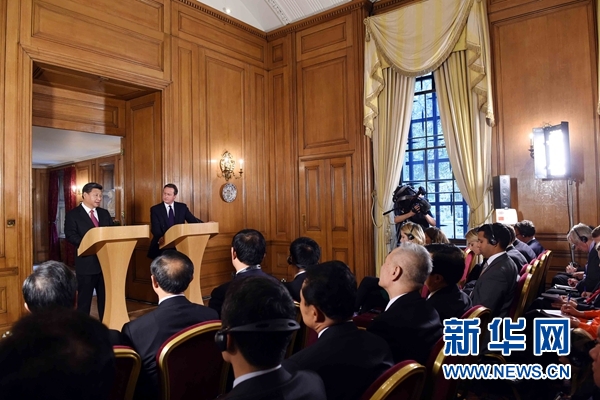 10月21日，國(guó)家主席習(xí)近平在倫敦唐寧街首相府同英國(guó)首相卡梅倫舉行會(huì)談。這是會(huì)談結(jié)束后，習(xí)近平和卡梅倫共同會(huì)見記者。 新華社記者 饒愛民 攝 