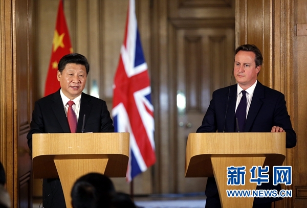 10月21日，國(guó)家主席習(xí)近平在倫敦唐寧街首相府同英國(guó)首相卡梅倫舉行會(huì)談。這是會(huì)談結(jié)束后，習(xí)近平和卡梅倫共同會(huì)見記者。 新華社記者 鞠鵬 攝 
