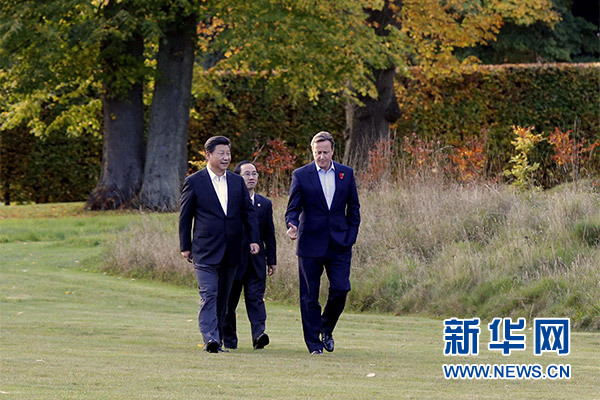 這是習近平與卡梅倫漫步草坪，邊走邊談。新華社記者 鞠鵬攝