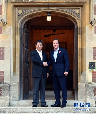 10月22日，國家主席習近平在契克斯首相鄉(xiāng)間別墅同英國首相卡梅倫再次會晤。 新華社記者 饒愛民 攝