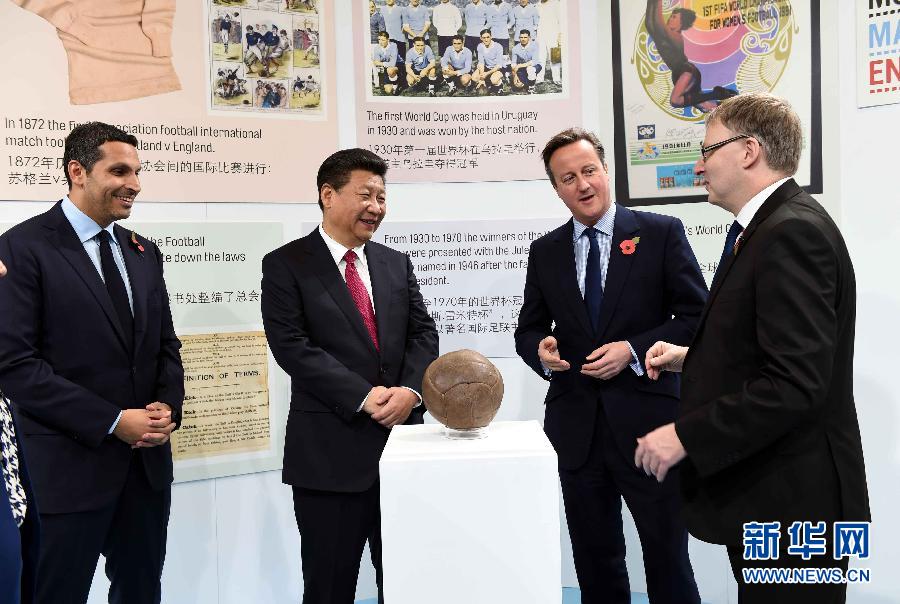 10月23日，國家主席習(xí)近平在英國首相卡梅倫陪同下，參觀曼徹斯特城市足球?qū)W院。 新華社記者 饒愛民 攝