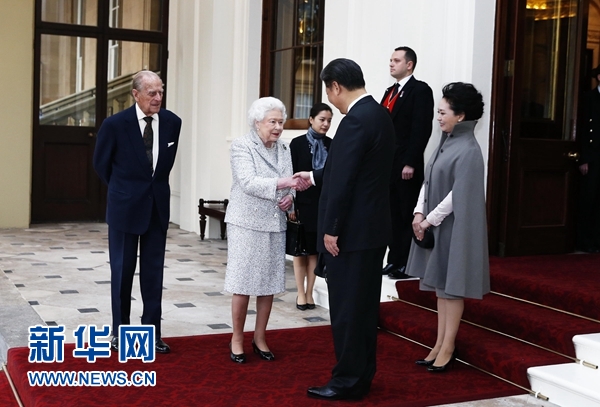 10月22日，國(guó)家主席習(xí)近平和夫人彭麗媛離開白金漢宮。離開前，英國(guó)女王伊麗莎白二世和丈夫菲利普親王專門前來(lái)同習(xí)近平夫婦親切話別。新華社記者 鞠鵬 攝