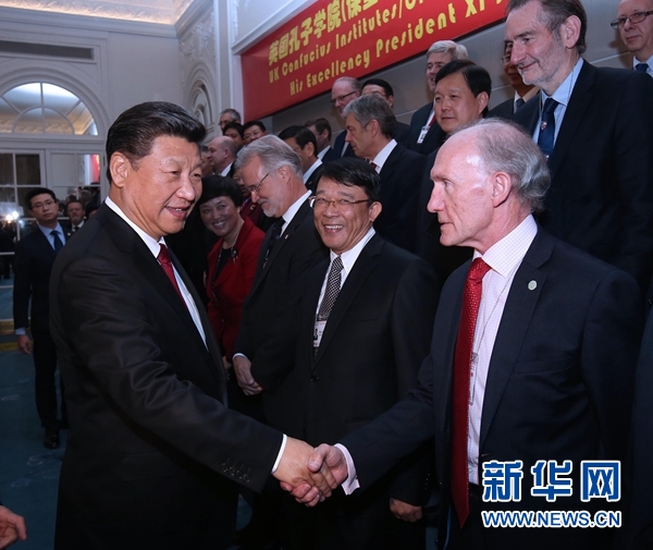 10月22日，國家主席習(xí)近平在倫敦出席全英孔子學(xué)院和孔子課堂年會開幕式。這是習(xí)近平同參加開幕式的嘉賓親切交談。 新華社記者 龐興雷 攝 