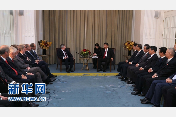 10月22日，國(guó)家主席習(xí)近平在倫敦集體會(huì)見(jiàn)英國(guó)前首相布朗等英國(guó)友人。新華社記者 龐興雷 攝 